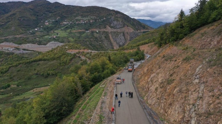 3 YILDA 115 KM YOL ASFALT VE BETONA KAVUŞTU