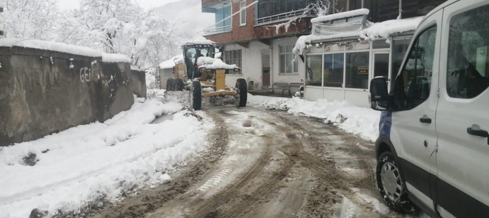 ALTINORDU BELEDİYESİ'NDEN KARLA KESİNTİSİZ MÜCADELE