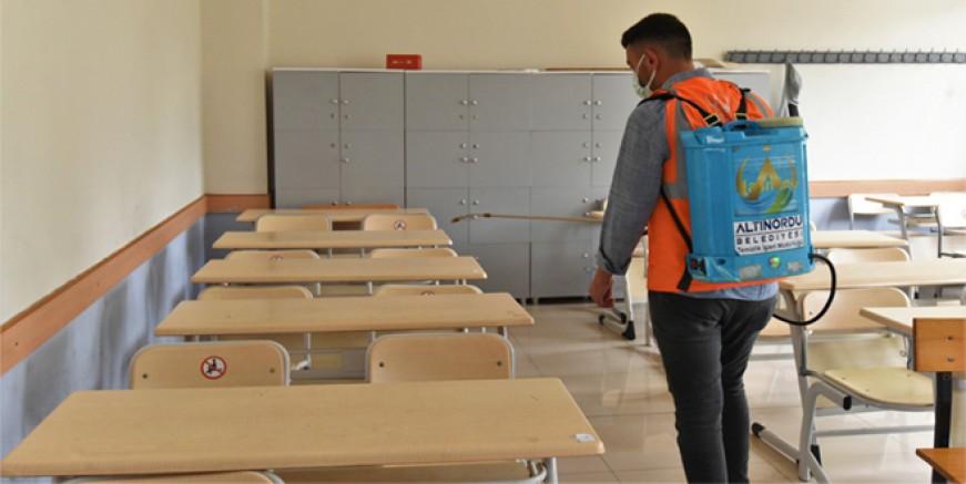 ALTINORDU BELEDİYESİ YKS ÖNCESİ OKULLARI YENİDEN DEZENFEKTE ETTİ 