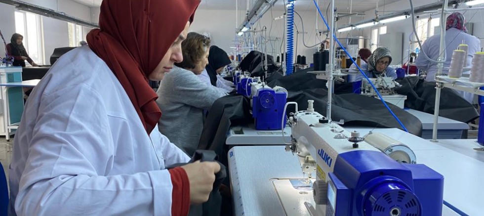 ALTINORDULU KADINLAR DEPREMZEDELER İÇİN MAKİNE BAŞINDA