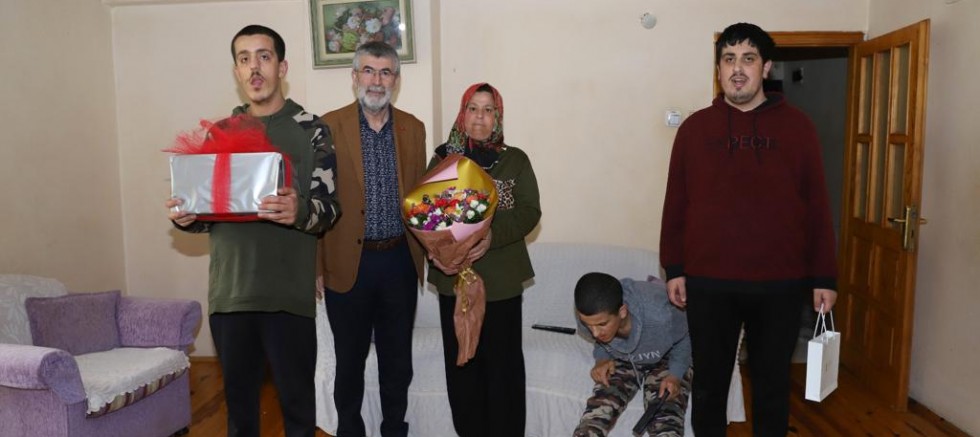 ANNELER GÜNÜ’NDE BAŞ TAÇI EDİLESİ ANNEYE ZİYARET
