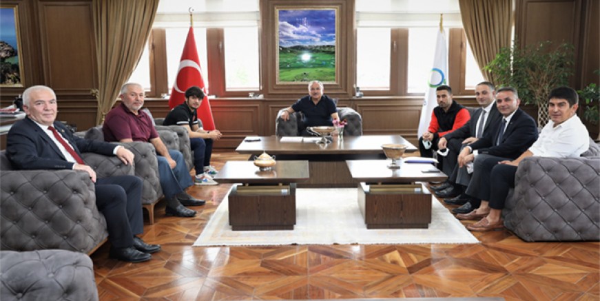 AYBASTILI DÜNYA 2’NCİSİ GÜREŞÇİDEN BAŞKAN GÜLER’E ZİYARET