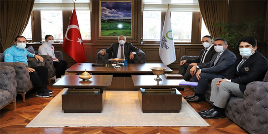 BAŞARILI SPORCUDAN BAŞKAN GÜLER’E ZİYARET 