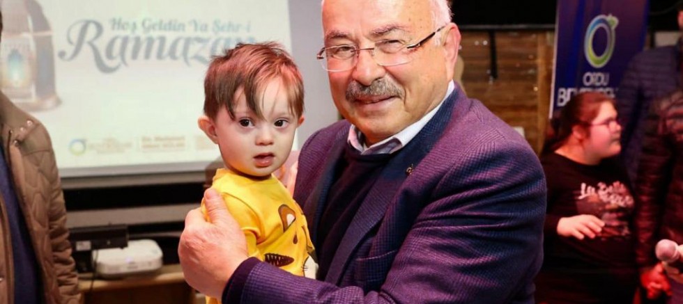 BAŞKAN GÜLER İFTARINI DOWN SENDROMLU ÇOCUKLAR VE AİLELERİYLE YAPTI