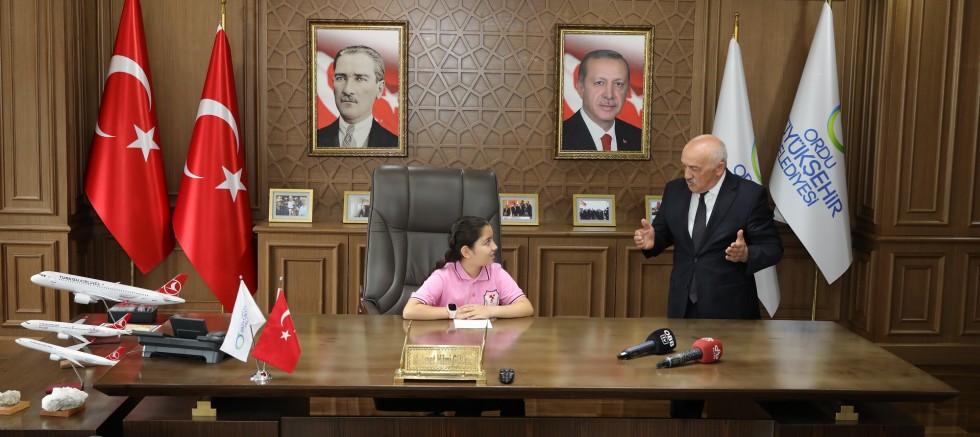 BAŞKAN GÜLER’İN KOLTUĞUNA NEHİR ÇAĞLA BEKTAŞ OTURDU