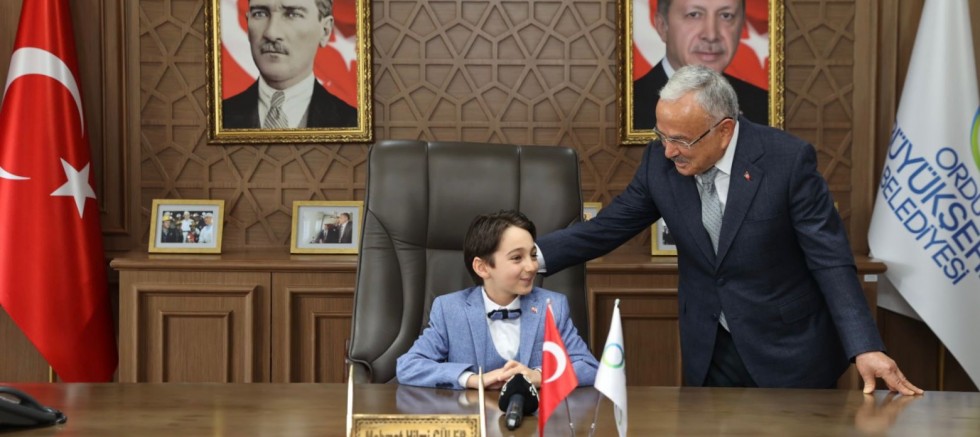 BAŞKAN GÜLER KOLTUĞUNU MİNİK DEPREMZEDE KAĞAN’A TESLİM ETTİ