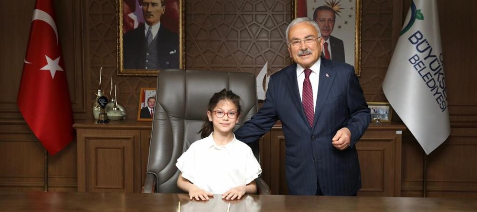 BAŞKAN GÜLER, MAKAM KOLTUĞUNU ÇOCUKLARA DEVRETTİ 