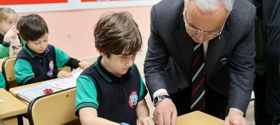 BAŞKAN GÜLER, MİNİK ÖĞRENCİLERİN KARNE HEYECANINA ORTAK OLDU 