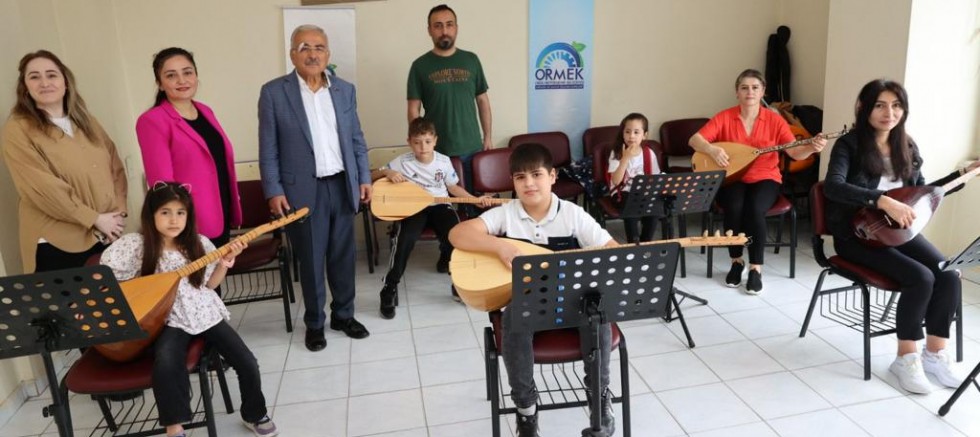 BAŞKAN GÜLER, SANATIN VE SANATÇININ YANINDA 