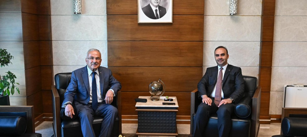 BAŞKAN GÜLER: “ŞEHİR EKONOMİSİNİ GÜÇLENDİRMEK İÇİN KOLLARI SIVADIK”
