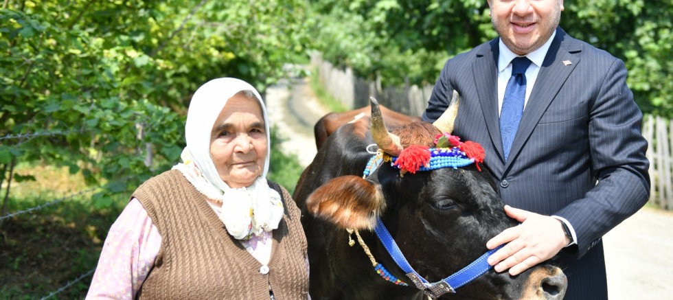 BAŞKAN TÖREN SÜRPRİZİYLE ASIRLIK ÇINAR FATMA GÜLEÇ’E TARİFSİZ BİR MUTLULUK YAŞATTI