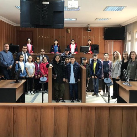BİLGİ EVİ ÖĞRENCİLERİ ÜNYE ADALET SARAYI’NI GEZDİ