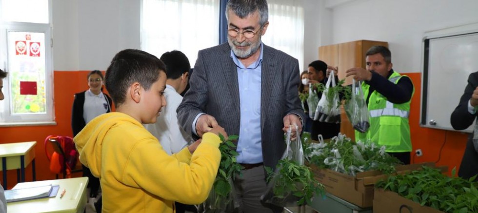 BÜYÜKŞEHİR, 150 BİN FİDE DAĞITIYOR