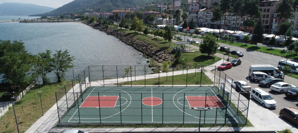 BÜYÜKŞEHİR İLÇELERİ SPOR SAHALARI İLE DONATIYOR