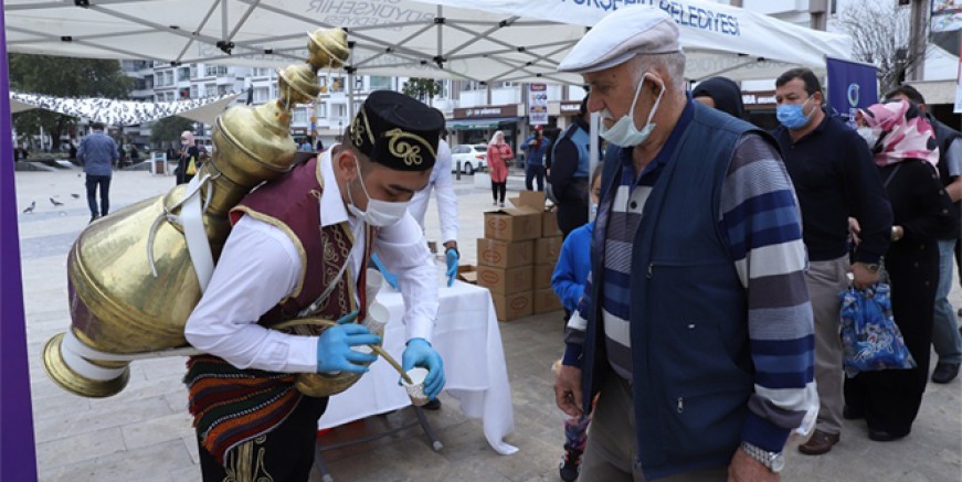 BÜYÜKŞEHİR VATANDAŞLARA KANDİL ŞEKERİ VE ŞERBET İKRAM ETTİ