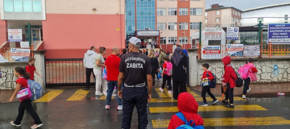 BÜYÜKŞEHİR ZABITASI ÖĞRENCİLERİN YANINDA