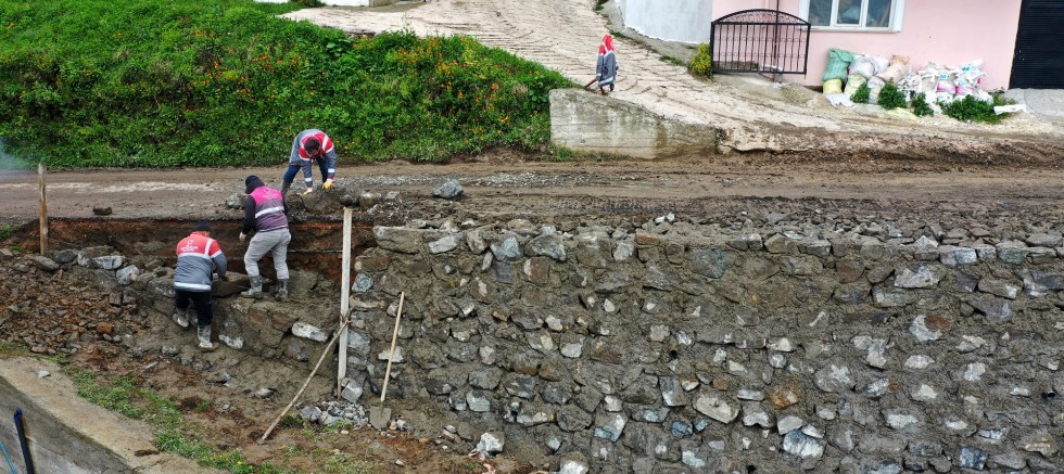 ÇAMAŞ’TA GÜVENLİ YOL İNŞASI SÜRÜYOR