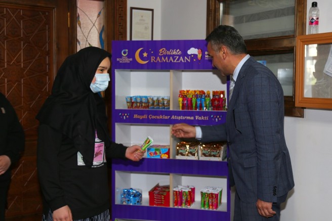 ÇOCUKLARA CAMİLERDE TATLI SÜRPRİZ