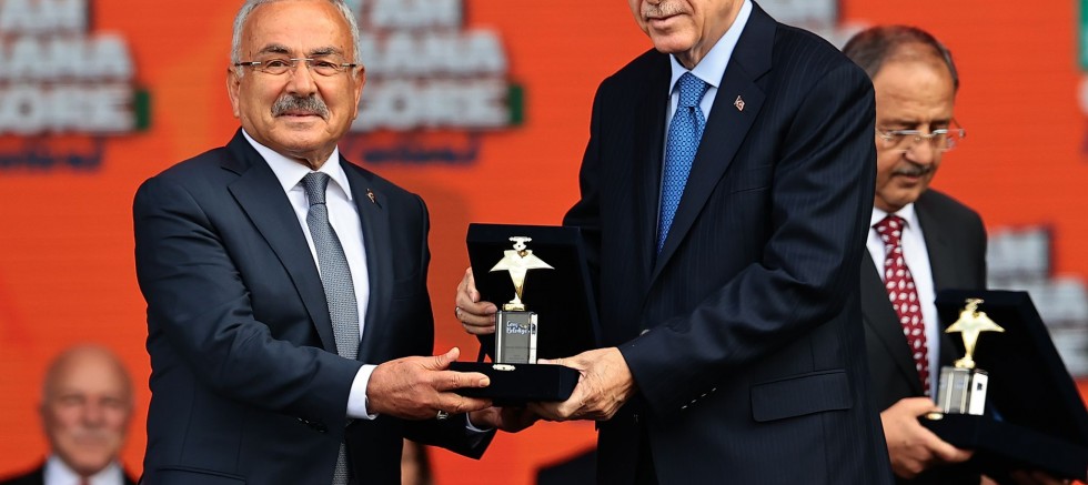 CUMHURBAŞKANI ERDOĞAN’DAN BAŞKAN GÜLER’E “GENÇLİK ÖDÜLÜ”