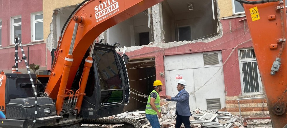 ESKİ İL MİLLİ EĞİTİM MÜDÜRLÜĞÜ BİNASININ YIKIMINA BAŞLANDI