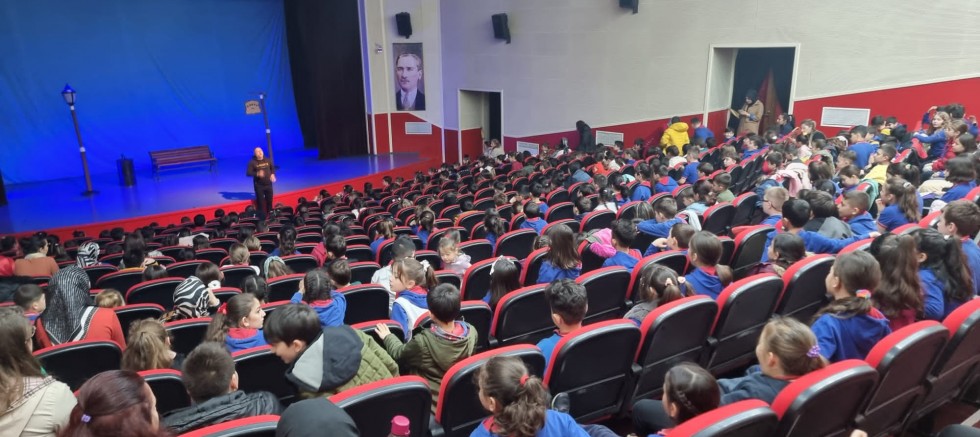 FATSA’DA ÇOCUKLARIN TİYATRO SEVİNCİ 