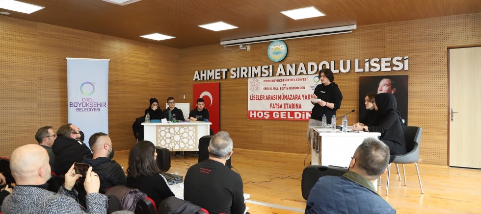 GENÇLER FİKİRLERİNİ SAVUNUYOR 