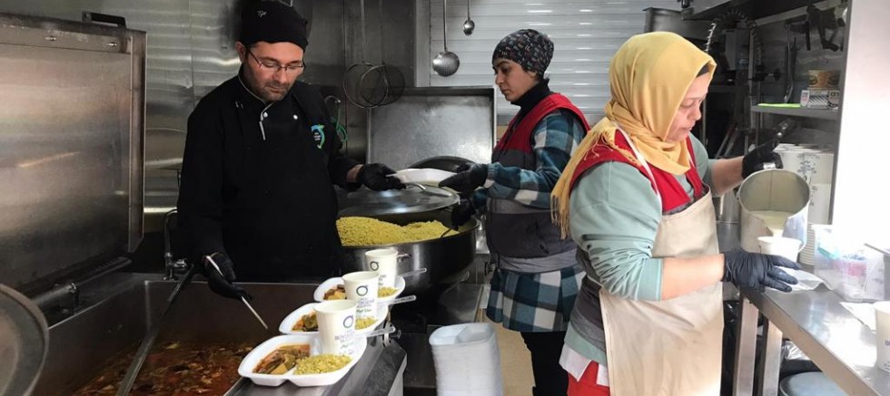GÜNLERDİR MOBİL MUTFAK TIRI İLE YEMEK İHTİYACI KARŞILANIYOR