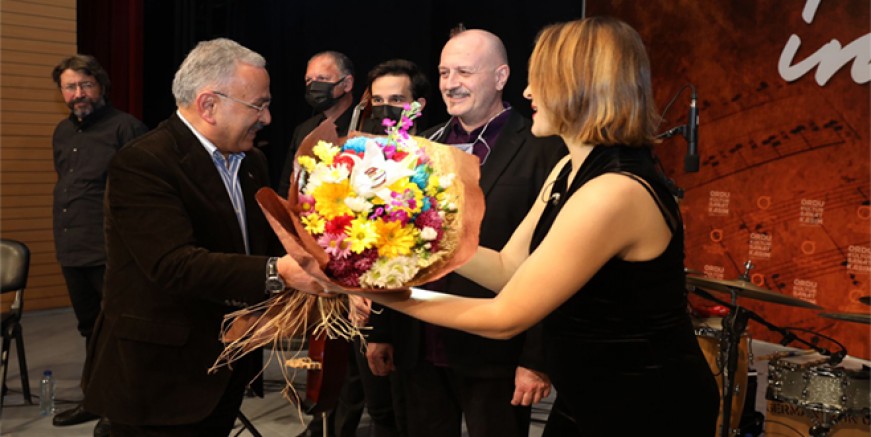 ‘İNCESAZ’DAN MEST EDEN KONSER 