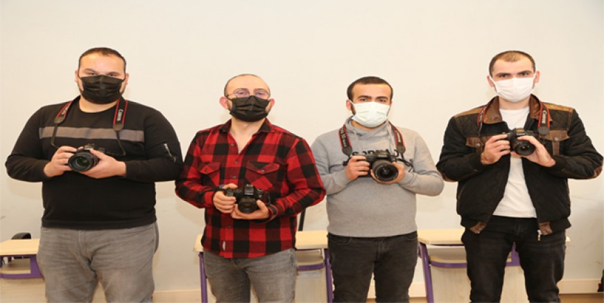 İŞARET DİLİYLE FOTOĞRAF ÇEKMEYİ ÖĞRENİYORLAR