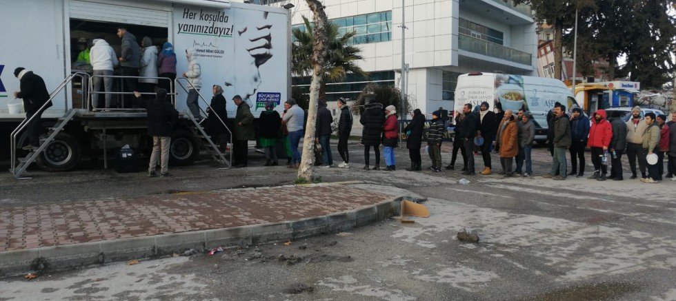 MOBİL MUTFAK TIRI ADIYAMAN’DA SICAK YEMEK VERMEYE BAŞLADI