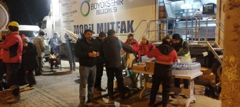 MOBİL MUTFAK TIRI DEPREMZEDELERİN YEMEK İHTİYACINI KARŞILAMAYA DEVAM EDİYOR