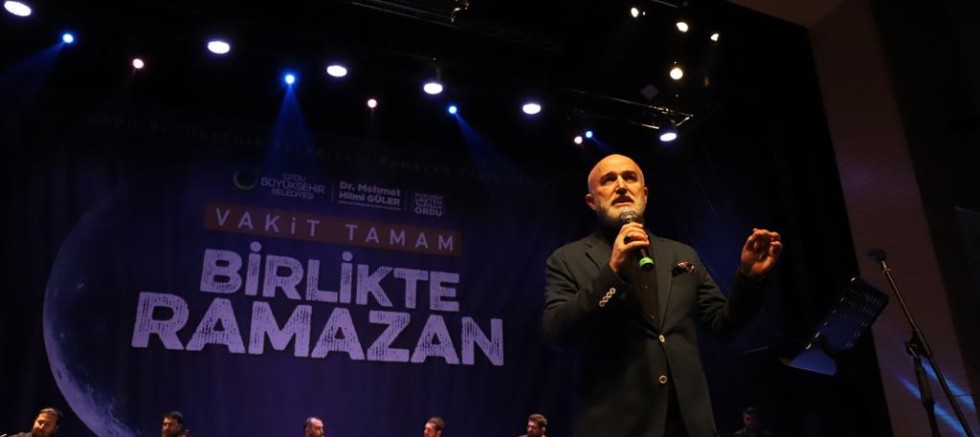 NECİPOĞLU, DİNLEYENLERİ MEST ETTİ 