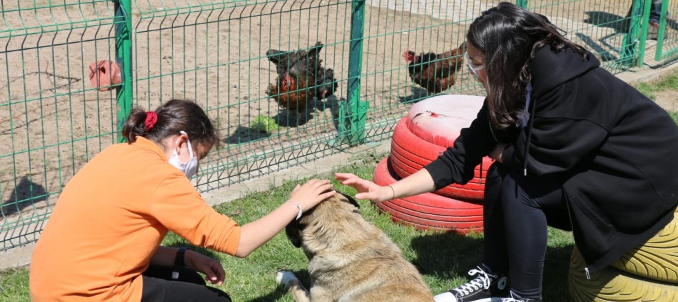 ÖĞRENCİLER CAN DOSTLARLA KEYİFLİ VAKİT GEÇİRDİ 