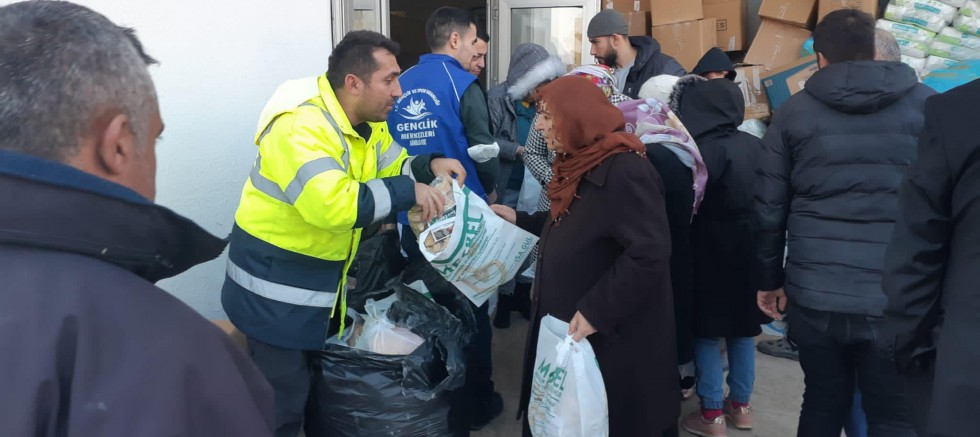 ORDU’DAN GİDEN YARDIMLAR BÜYÜKŞEHİR EKİPLERİNCE DEPREMZEDELERE ULAŞTIRILIYOR