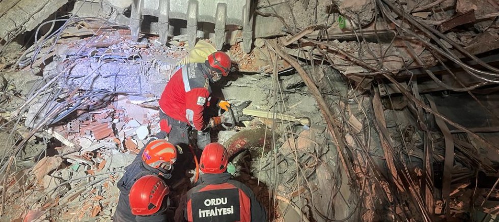 ORDU DEPREM BÖLGESİNDE YARALARI SARIYOR 