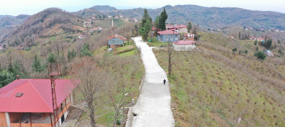 PERŞEMBE’DE BETON YOL SEFERBERLİĞİ SÜRÜYOR