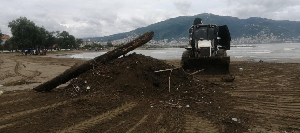 SAHİLLERDEN 51 TON ATIK TOPLANDI