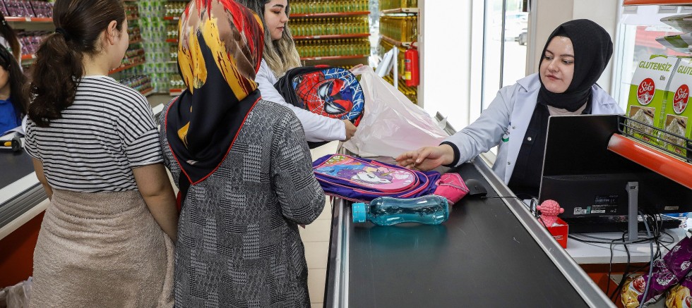 SOSYAL MARKET ÖĞRENCİLERE KAPILARINI AÇTI