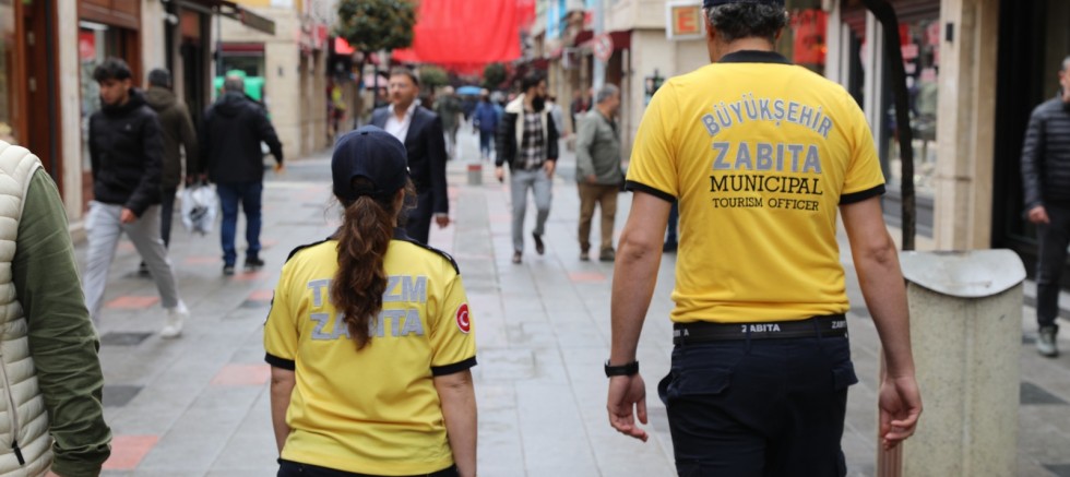 TURİSTLERİN EN BÜYÜK YARDIMCILARI ONLAR