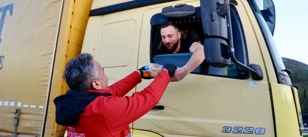 UZUN YOL ŞOFÖRLERİ ORUCUNU BÜYÜKŞEHİR İLE AÇIYOR
