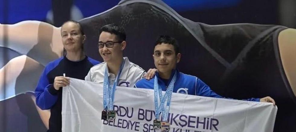 YÜZÜCÜLERDEN GURURLANDIRAN DERECE